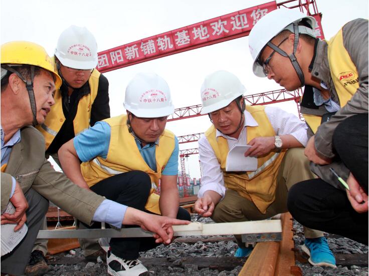 中國(guó)鐵建十八局集團(tuán)二公司武九客專500米長(zhǎng)軌鋪設(shè)技術(shù)創(chuàng)新側(cè)記 中國(guó)鐵建十八局集團(tuán)二公司武九客專500米長(zhǎng)軌鋪設(shè)技術(shù)創(chuàng)新側(cè)記