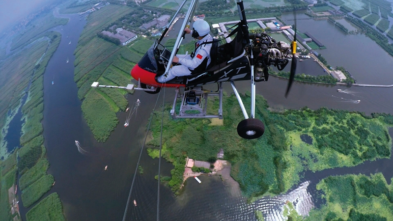 測繪地理信息工作人員利用三角翼在白洋淀進行航空測繪，為雄安新區規劃、選址和建設提供保障服務