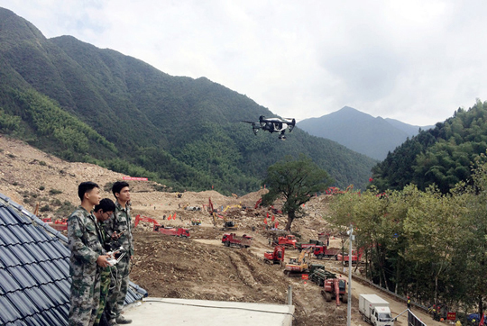 黨員骨干在蘇村應(yīng)急救災(zāi)現(xiàn)場(chǎng)利用無人機(jī)提供保障 黨員骨干在蘇村應(yīng)急救災(zāi)現(xiàn)場(chǎng)利用無人機(jī)提供保障