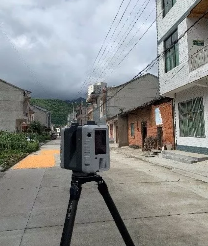 圖3 徠卡RTC360掃描儀正在采集點(diǎn)云 圖3 徠卡RTC360掃描儀正在采集點(diǎn)云